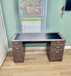 Executive Office Desk with Drawers / Excellent Condition