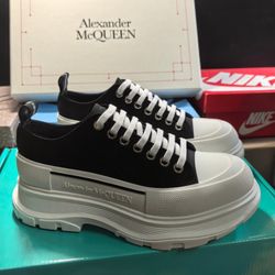 Low-top canvas shoes