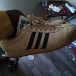 Selling Adidas Samoas 45$