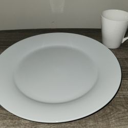 Set of 10 Unbranded Dinner Plates and Set of 10 Food Network Mugs