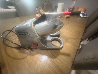 Sow cone machine