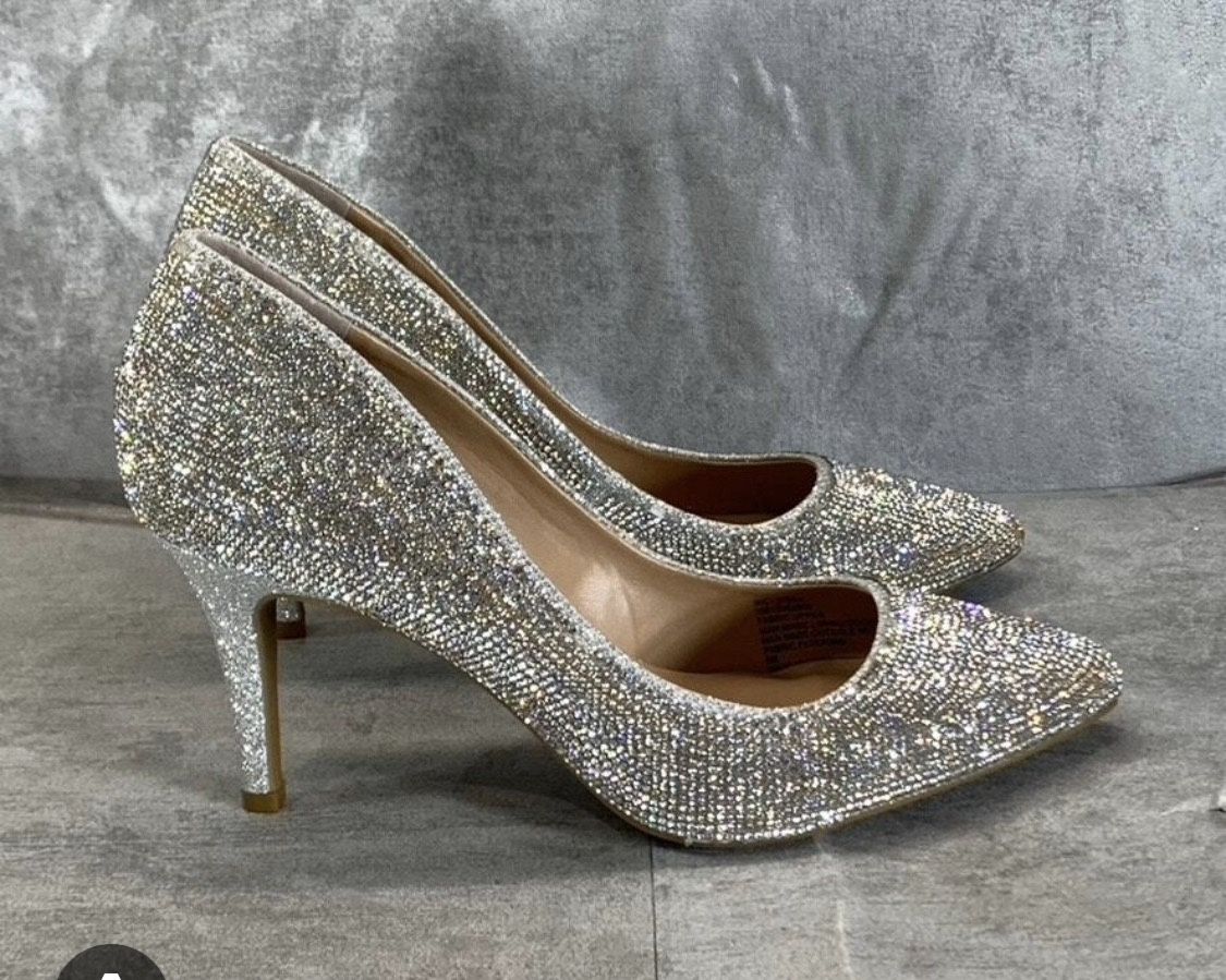 INC INTERNATIONAL CONCEPTS EMBELLISHED POINTED TOE SHOES SILVER (SIZE 9)