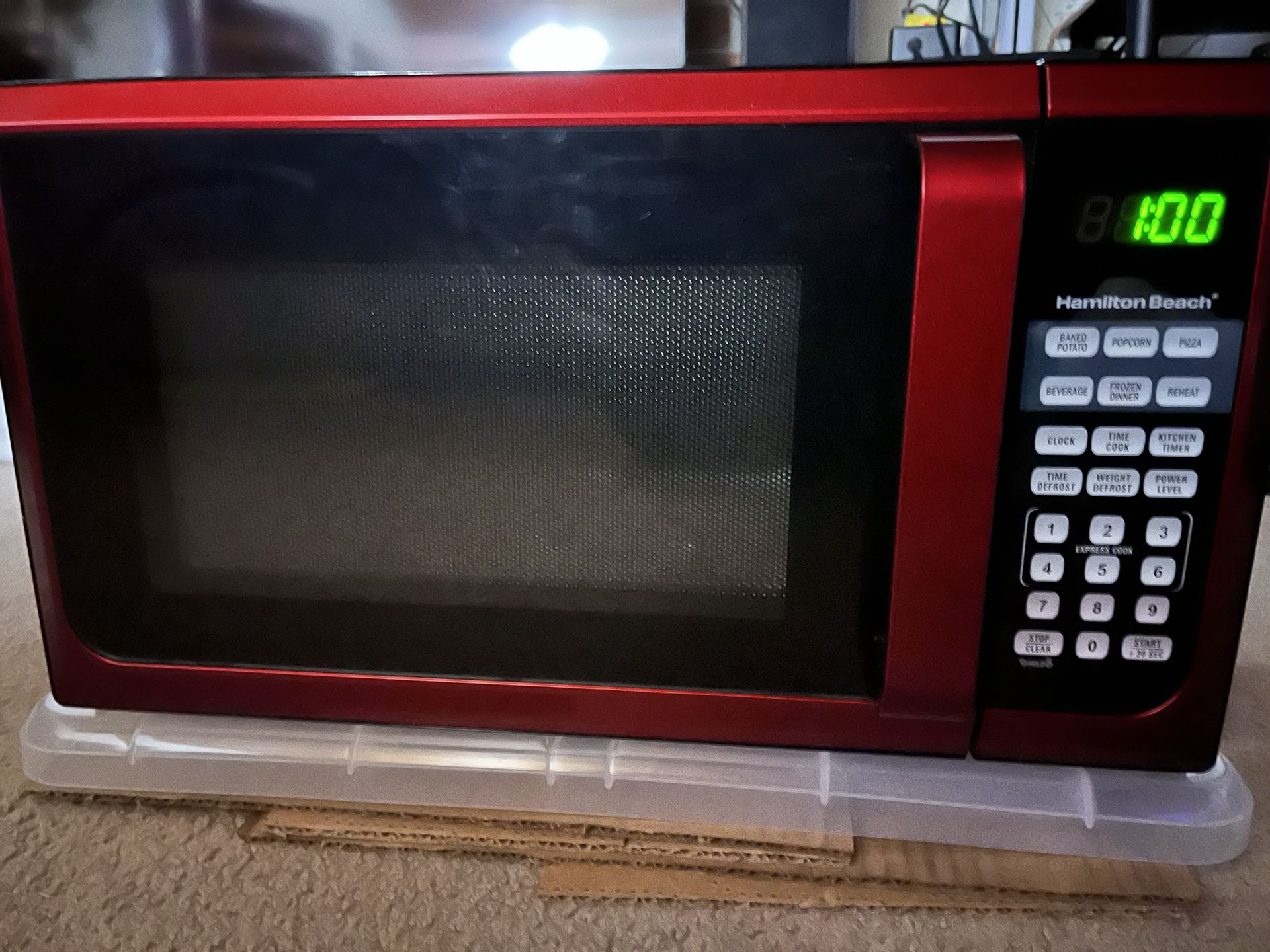 Microwave Countertop 900 watts, 0.9 Cu. ft (in Des Moines) Hamilton Beach almost new