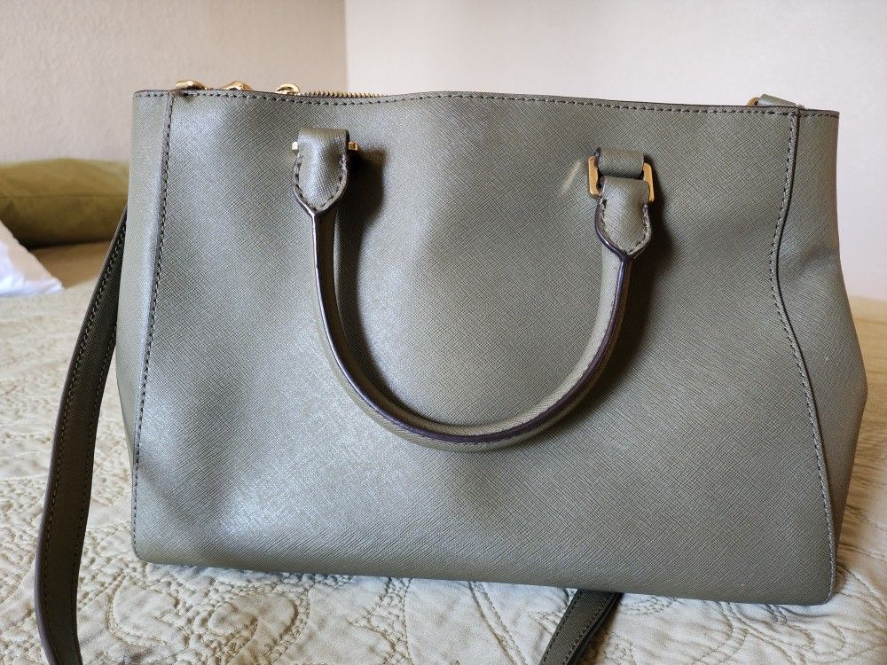 Jet Set Large Saffiano Leather Shoulder Bag for Sale in Moreno Valley, CA -  OfferUp