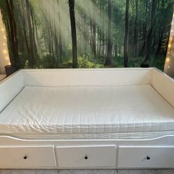 White Daybed with 3 Drawers And 2 Mattresses
