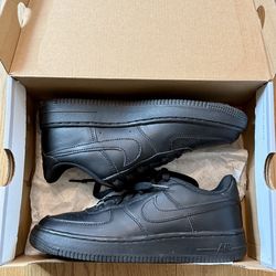 BLACK NIKE AIRFORCE 1s | SIZE 5.5 Y (fits women 7)