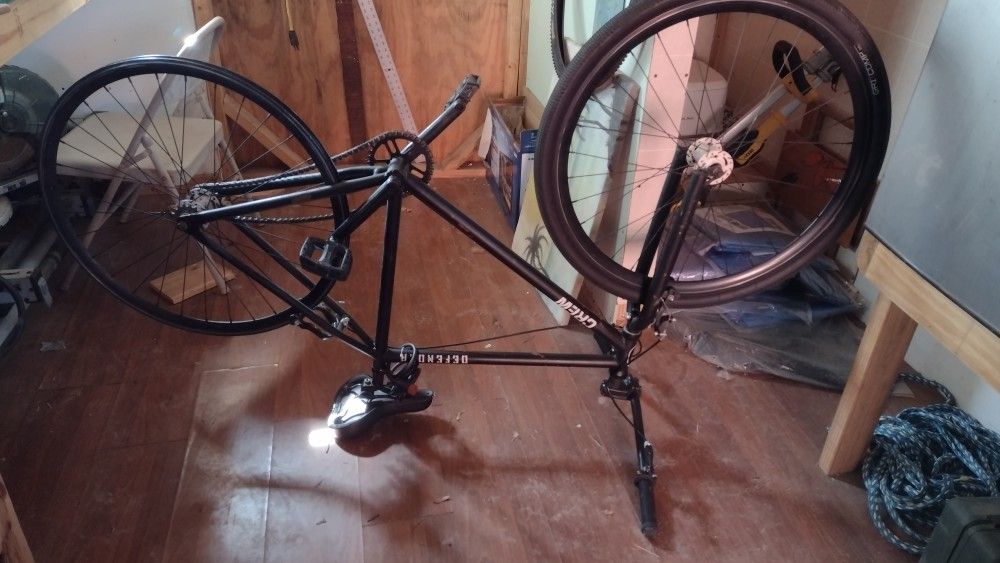 700cc Tire Men's Crew Defender Bike