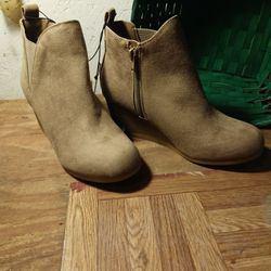 Ladies Wedge BOOT Size  6wide NEW