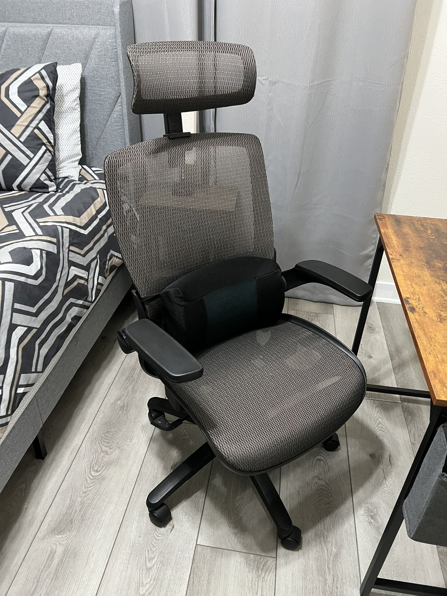Ergonomic Chair With Headrest