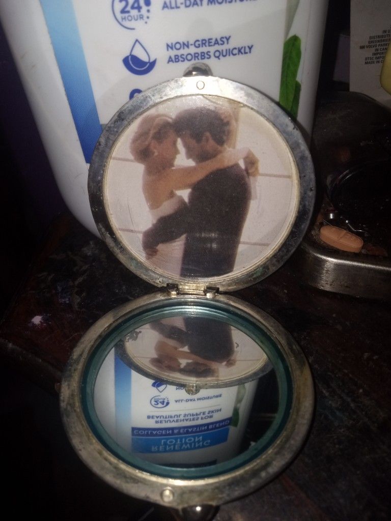 1942 Pictures Or Powder And Mirrior Ventage