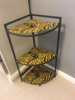 Safari corner shelf