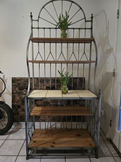 Iron shelf with wood in very good condition