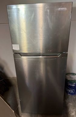 New Frigidaire 18 Cubic Foot Top Freezer Refrigerator