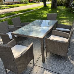 Beautiful Outdoor Table & Chairs 