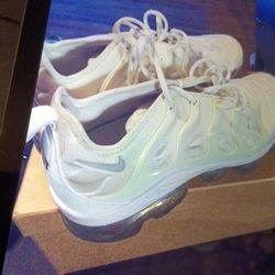   NIKE.   AIR VAPOR MAX  SIZE 11 5