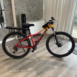Selling a Trek bicycle, model Marlin 7 Gen 2. Size S: 27,5" wheel. 