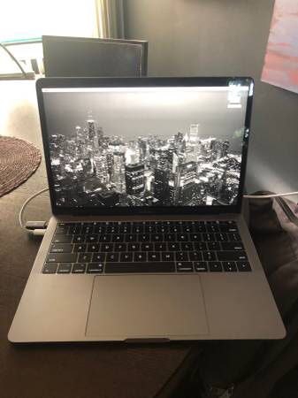 MacBook Pro 13 inch 2017 $760