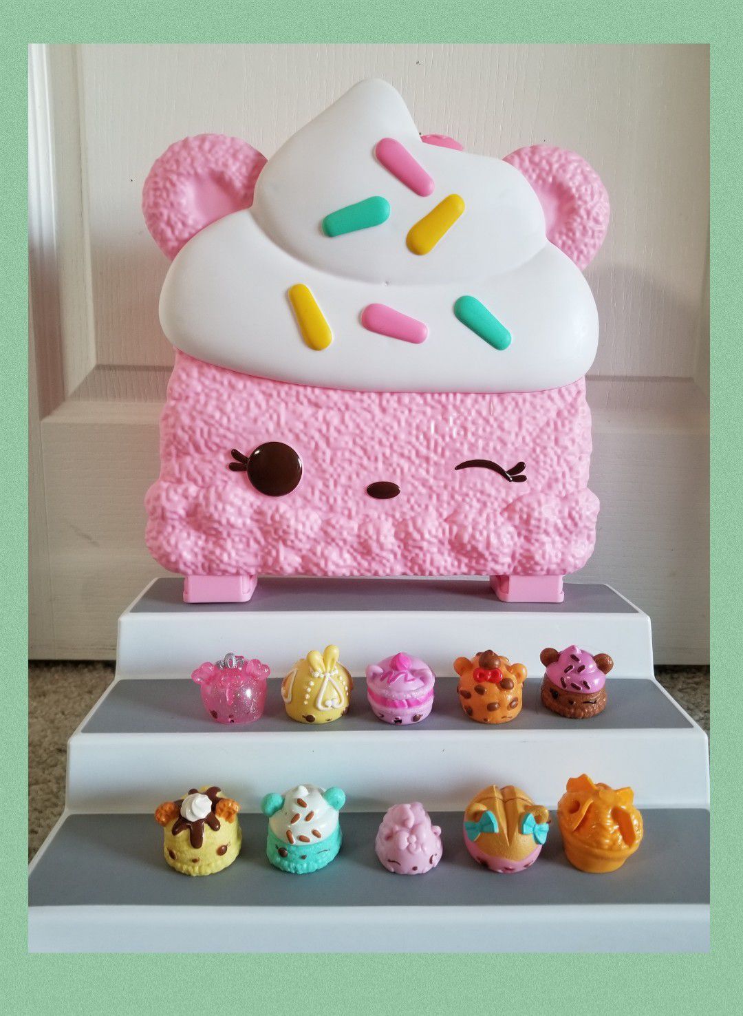 Num Noms Collector's Case with characters