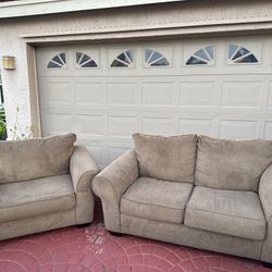 Loveseat + Chair - Ashley - Super comfy - Great Condition