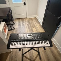 Beginner-Friendly Keyboard w/ Stand – Great Condition, Ready to Play 🎹