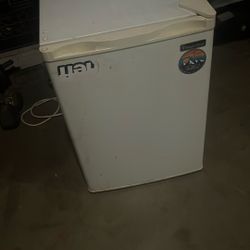Magic Chef Mini Fridge 