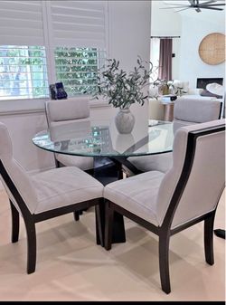 Dinning room table in very good condition