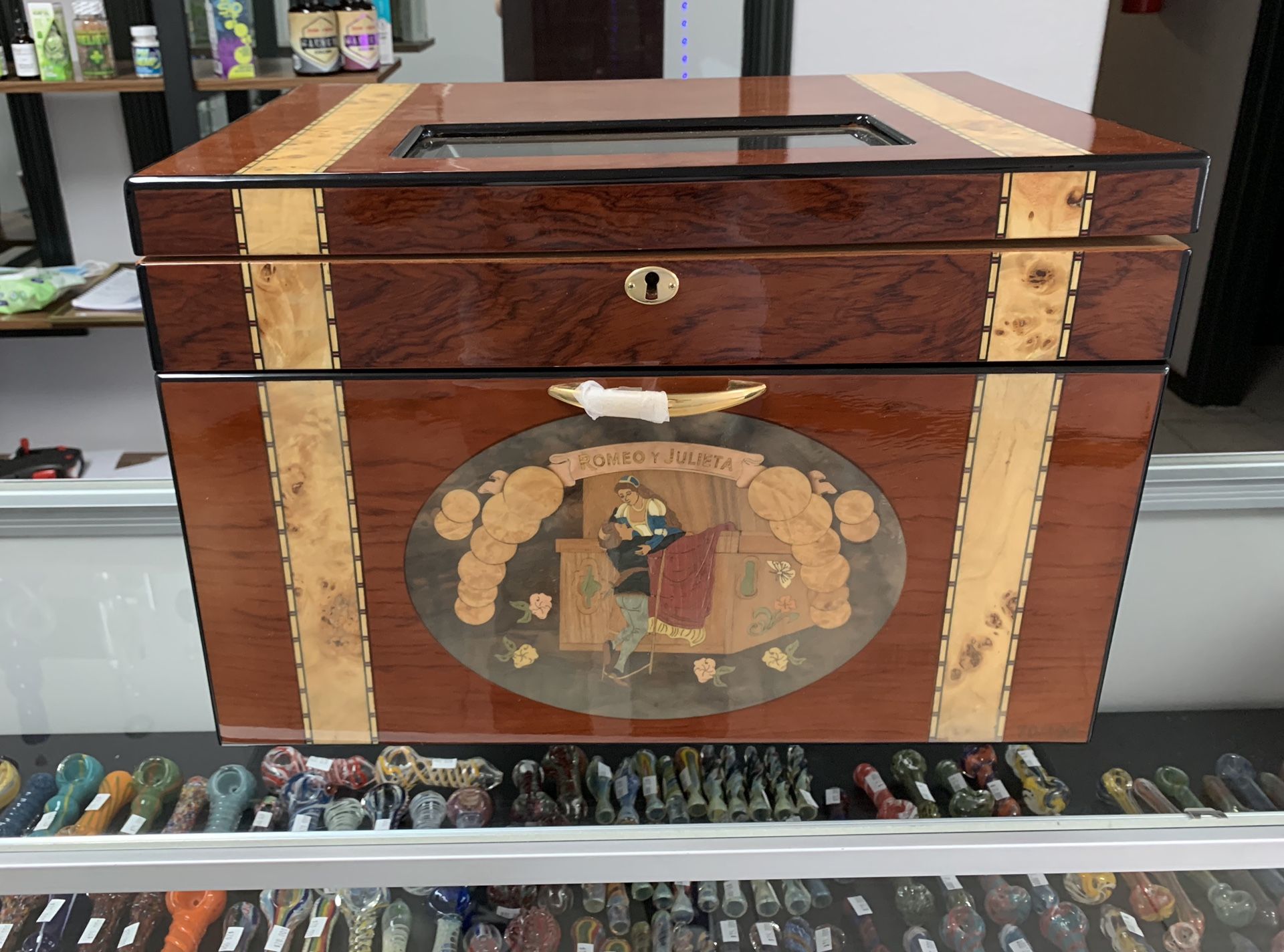 Glass top humidor