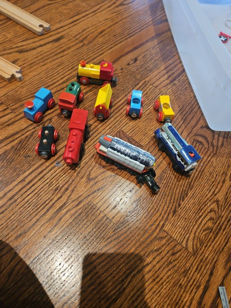 Mix Of Brio And Couple Battery Engines