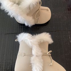  Baby b’gosh Fur Boots