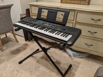 E253 Yamaha Keyboard in excellent like new condition - includes stand!
