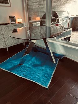 4 Ghost chairs with table
