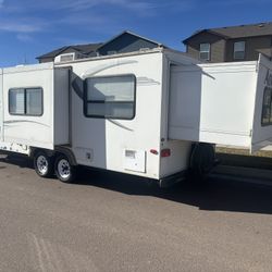 2009 aerolite 25ft travel trailer with 2 slide outs 