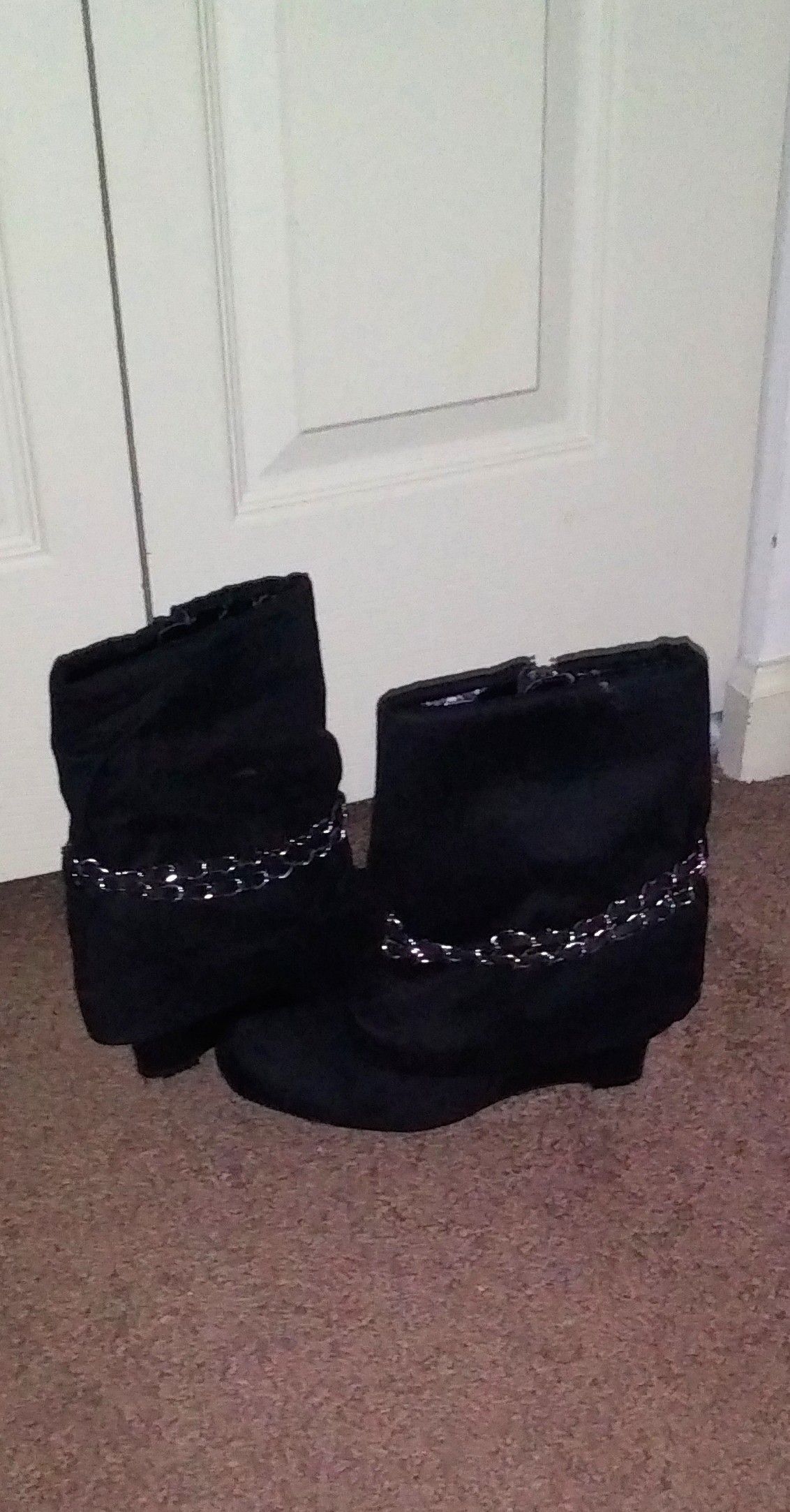 Cute girl boots sz 7 1/2 .. Black with chains