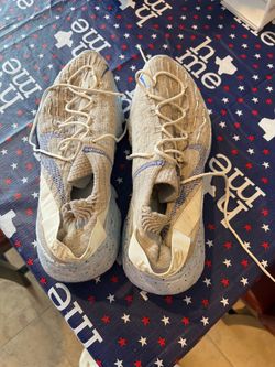 Tennis shoes
