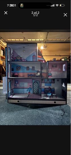 Dollhouse with accessories