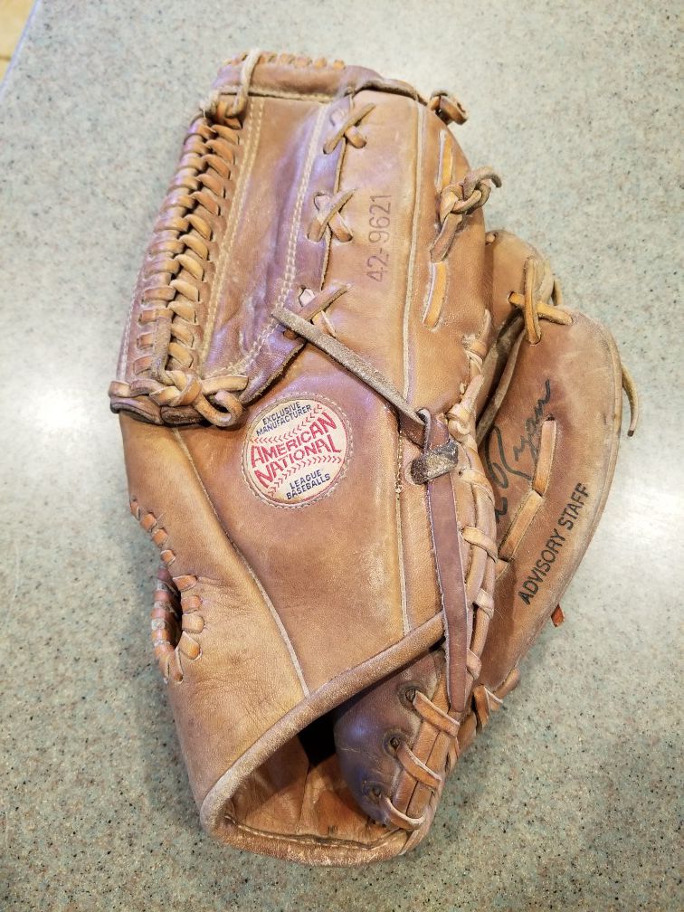12" Spaulding baseball softball glove broken in