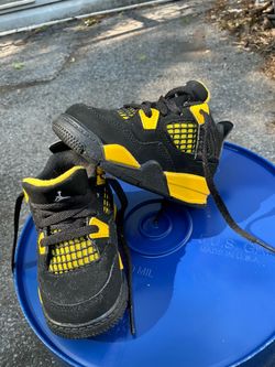 Size 5 Jordan 4 Retro 2023 Mid Thunder  Black & Yellow