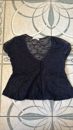 Black short sleeve top V neckline