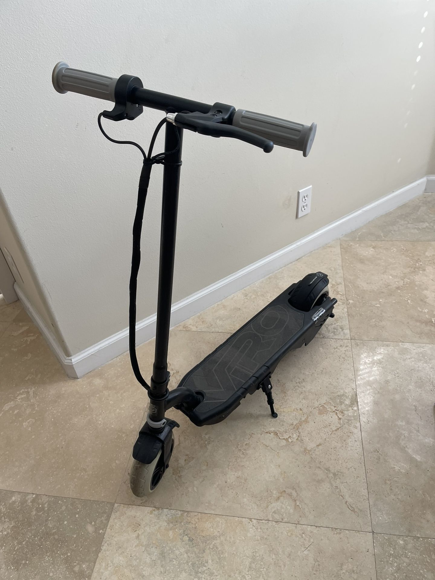 Razor Power Core E90 Electric Scooter - NEEDS NEW BATTERY AND CHARGER Or For PARTS 