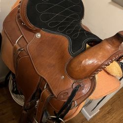Horse Saddle/Montura De Caballo
