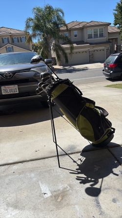 very good condition Titliest complete set of golf club Taylor made driver nice bag with putter very good condition