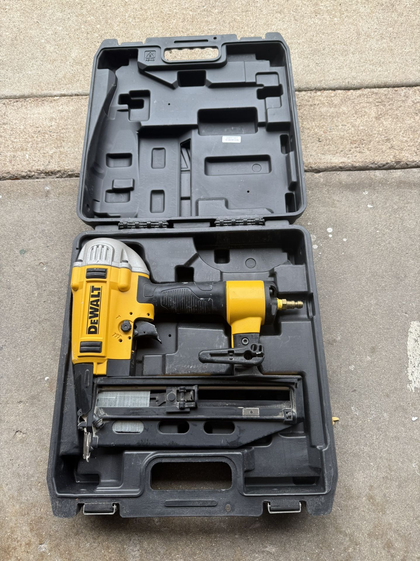 DEWALT Pneumatic Nailer 16 Gauge 1/4 To 1/2”