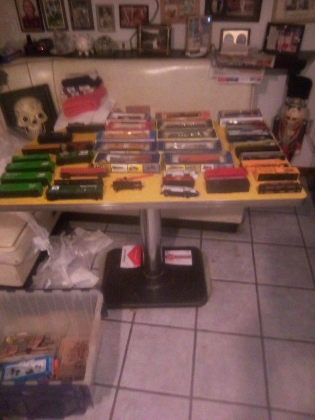 HO Scale Train Cars. (Vintage)