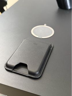 MagSafe Wallet holds up to 4 cards