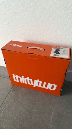 NEW - ThirtyTwo snowboard boots - kid size 5 - black