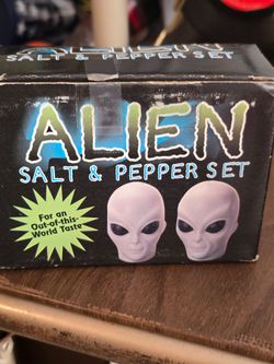 Alien Salt & Pepper Shaker Set Vintage 1990