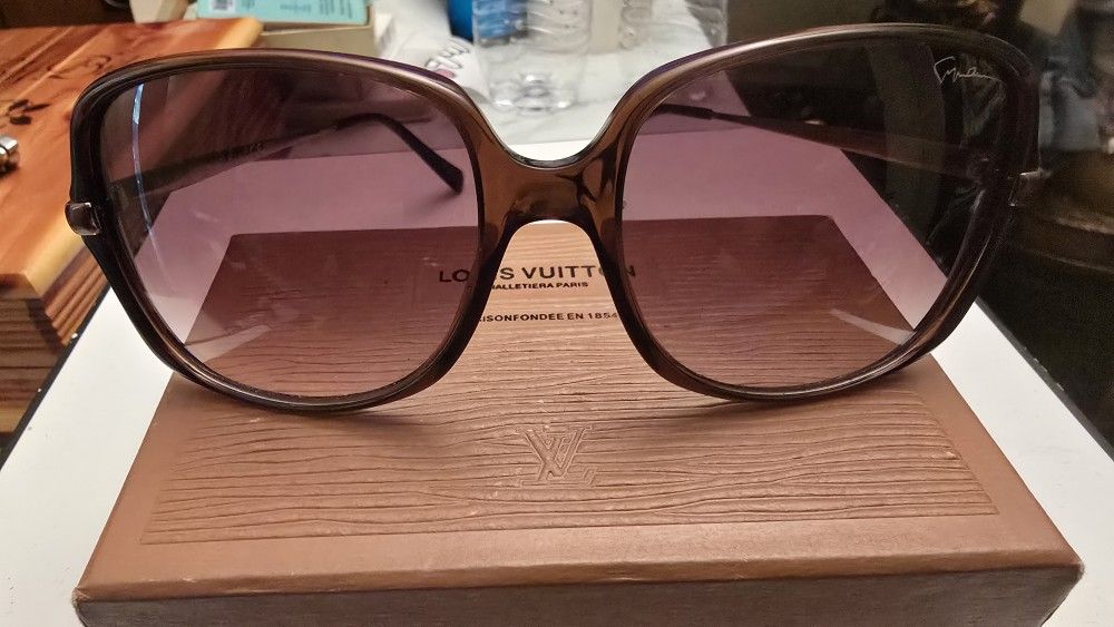 GORGIO SUN GLASSES ,GREAT CONDITION LIKE NEW