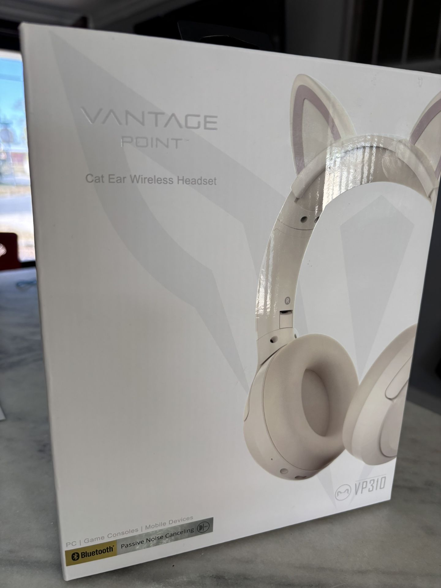 Vantage Point Wireless Gaming/Mobile Headset (Cat Ears)