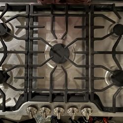🔥 Selling a Frigidaire 36-inch gas cooktop in excellent condition, very lightly used.🔥