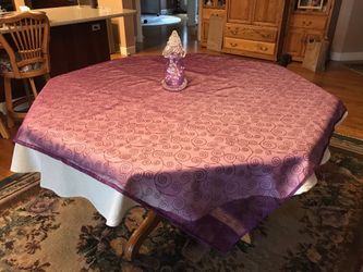 Decorative tablecloth toppers
